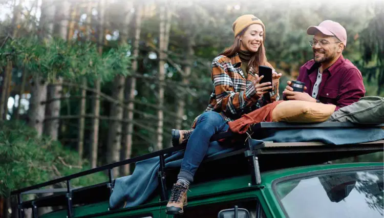 Offre: Image of a couple on a car roof