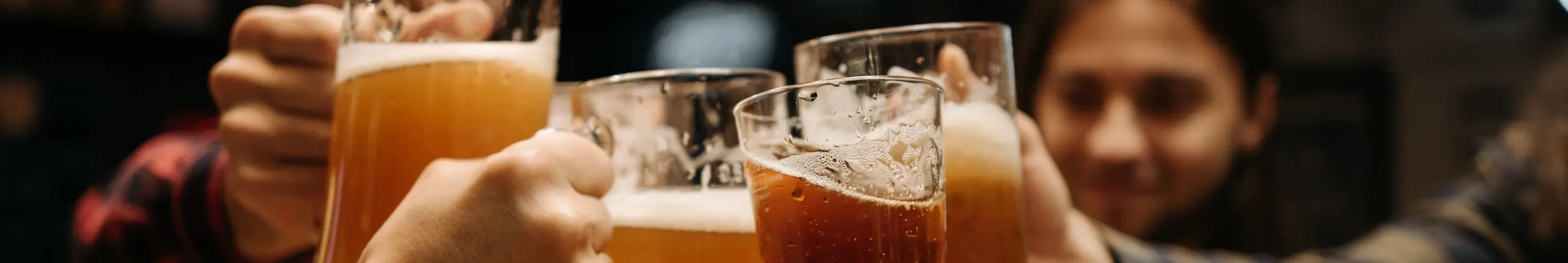5 proostende bierglazen
