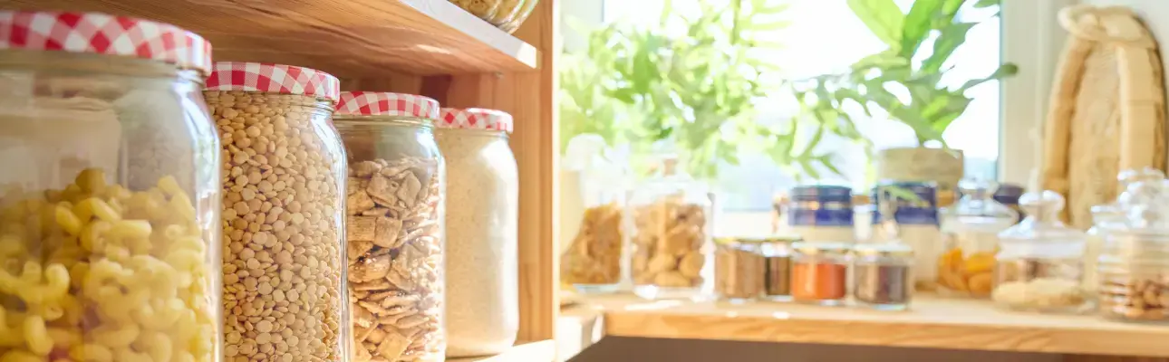 Voorraadkast met pasta, noten en meel. Handig om de voorraadkast te checken voordat je boodschappen gaat doen.