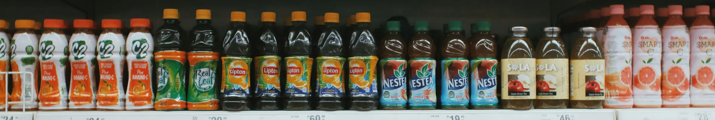 Verschillende soorten flessen ijsthee in een buitenlandse supermarktschap