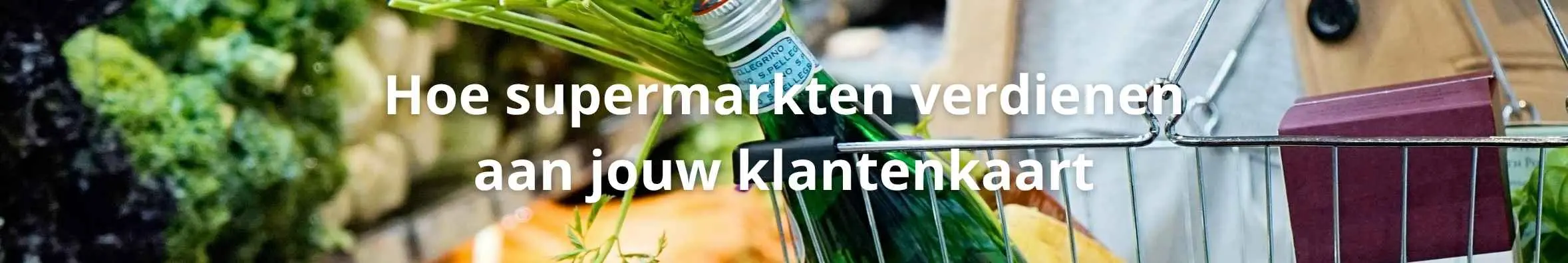 Supermarkten verdienen aan klantenkaarten — winkelmandje gevuld met boodschappen, symbool voor hoe supermarkten klantgegevens inzetten om omzet te verhogen.