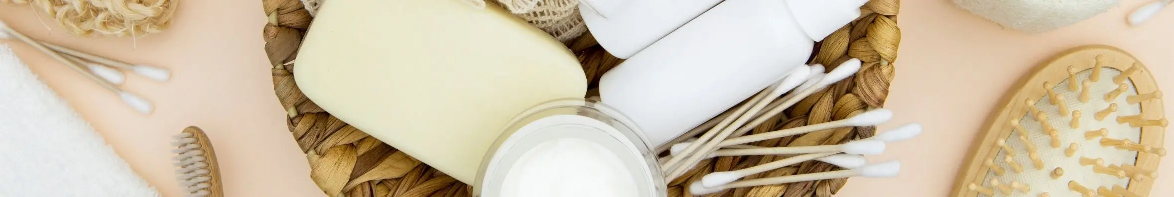 Vue de dessus des produits de soin : peigne, brosse, coton-tiges, savon