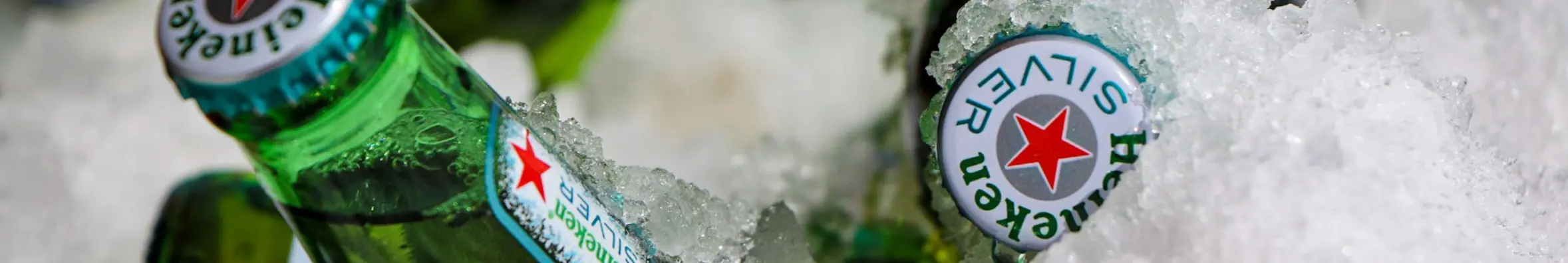 close-up Heineken bier flesje in ijs
