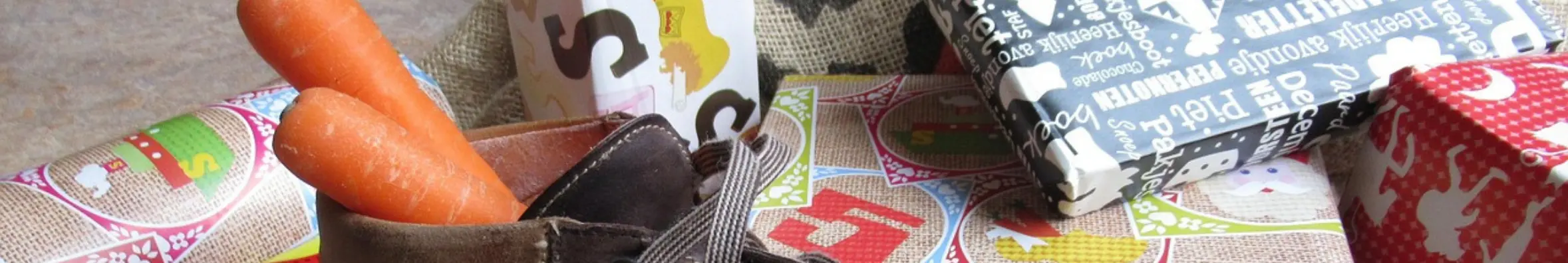 Bruine schoen met sinterklaascadeautjes eromheen en wortels er in.