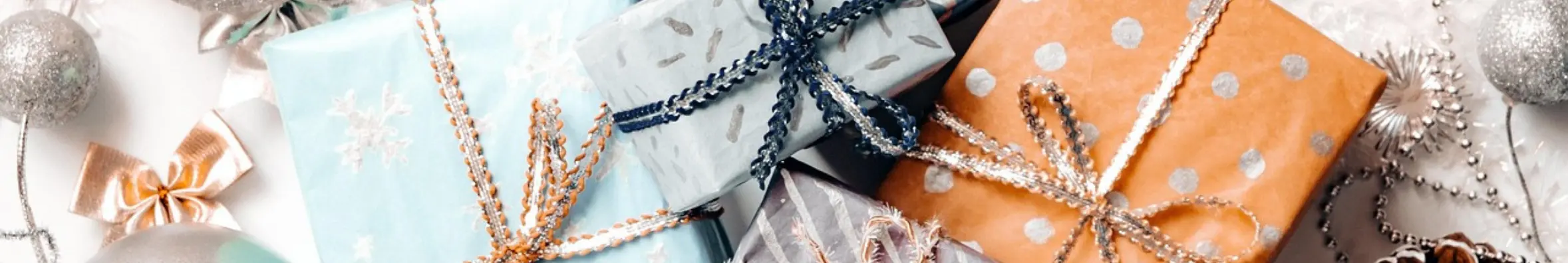 Kerstcadeaus op een witte ondergrond met kerstversiering