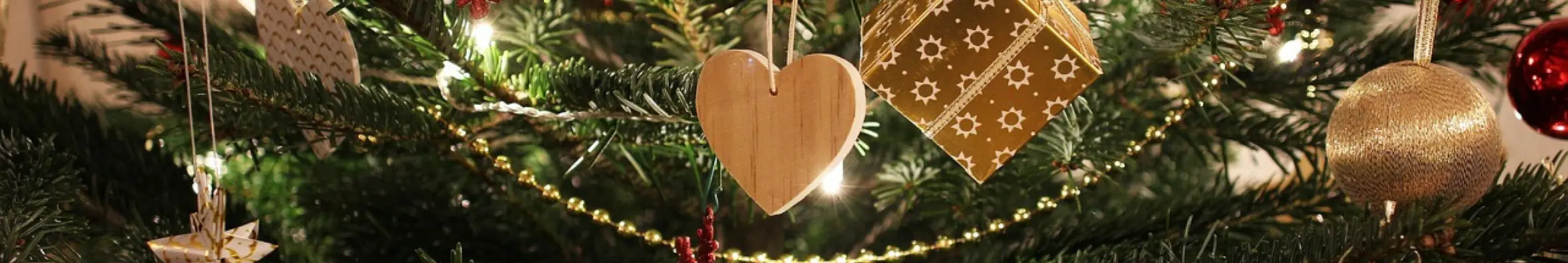 Kerstornamenten in kerstboom