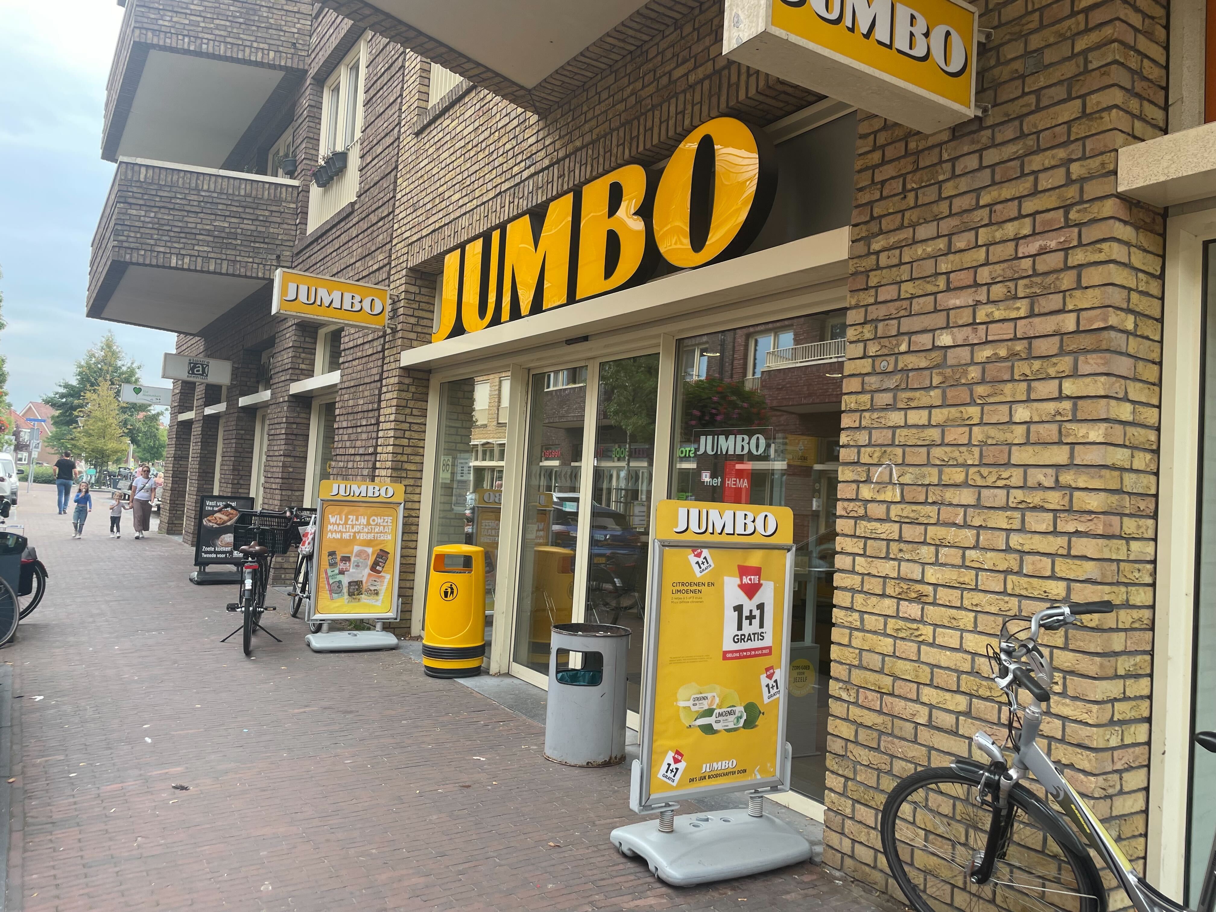 Foto van een Jumbo winkel in Rotterdam. Veel borden met aanbiedingen staan voor het pand.