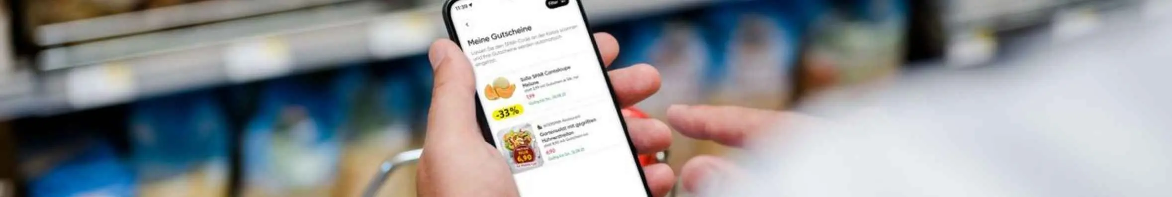 Consument scant digitale klantenkaart op smartphone in supermarkt voor gepersonaliseerde kortingen en aanbiedingen