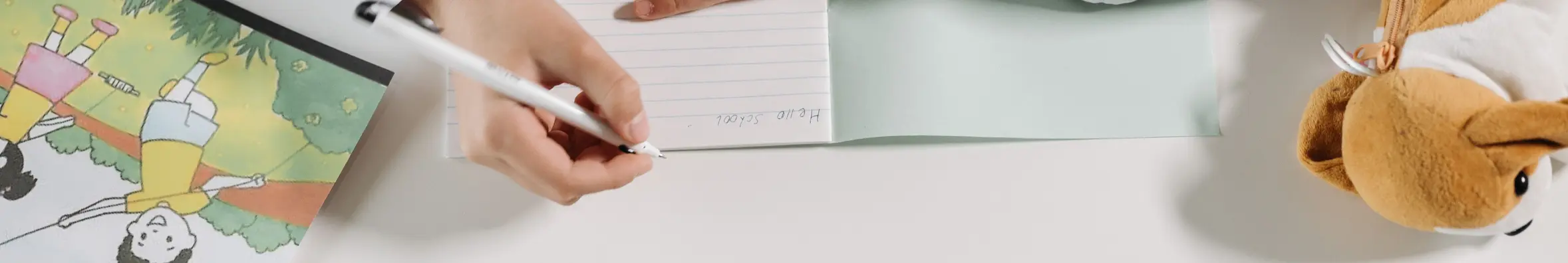 hand die tekent met een houten potlood op pastelkleurig papier
