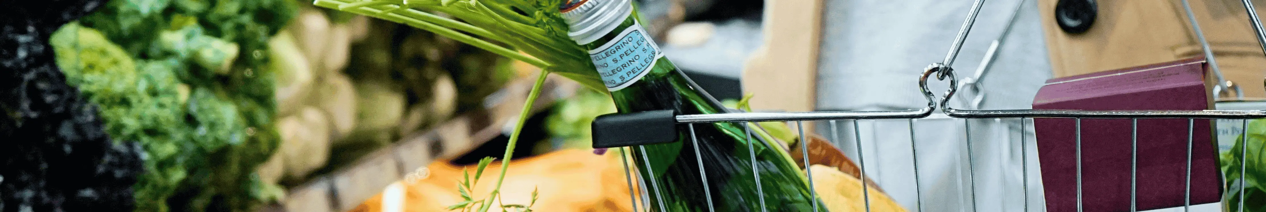 Les supermarchés profitent des cartes de fidélité — un panier rempli de courses, symbole de la manière dont les supermarchés utilisent les données clients pour augmenter leur chiffre d’affaires.