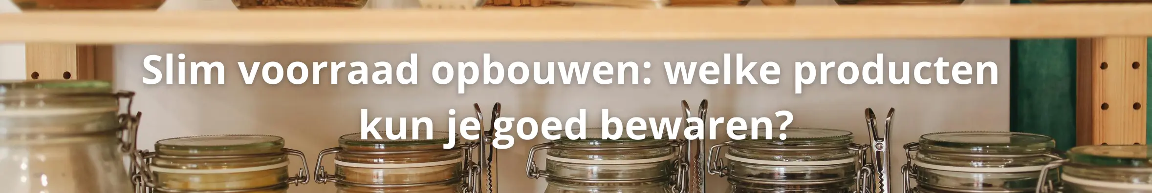 Gevulde voorraadpotten met houdbare producten zoals pasta en rijst in een houten stellage