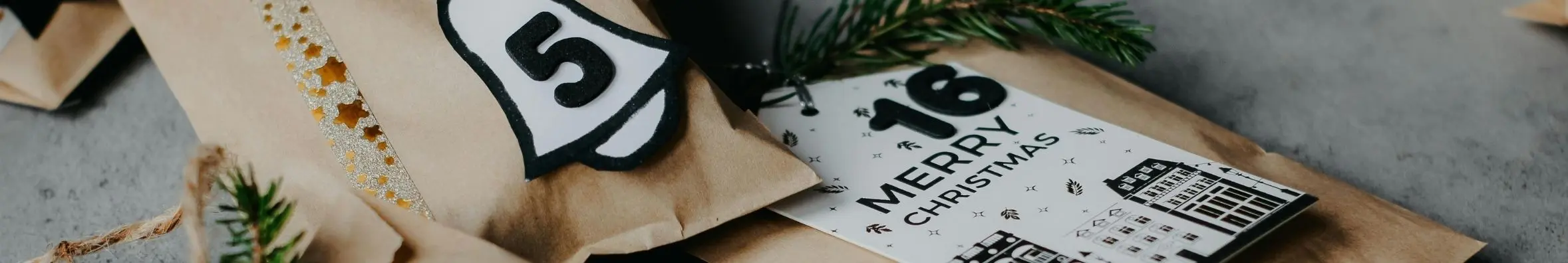 Zelfgemaakte adventkalender in papieren zakjes en kerstversiering