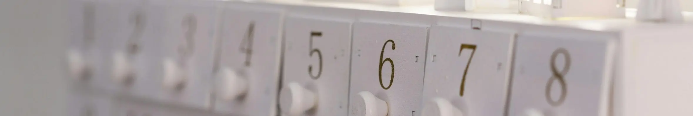 Houten adventskalender met vakjes 1 tot en met 8