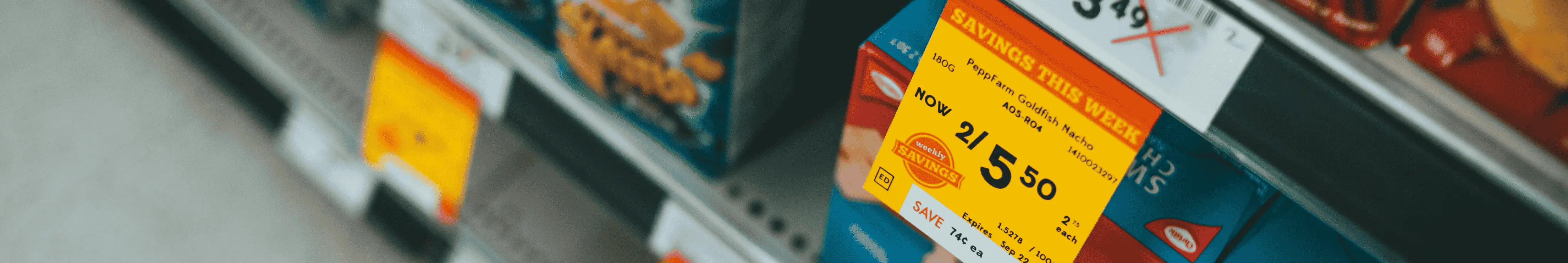 Gele aanbiedingkaartjes in de supermarkt - marketingtrucs op aanbiedingen